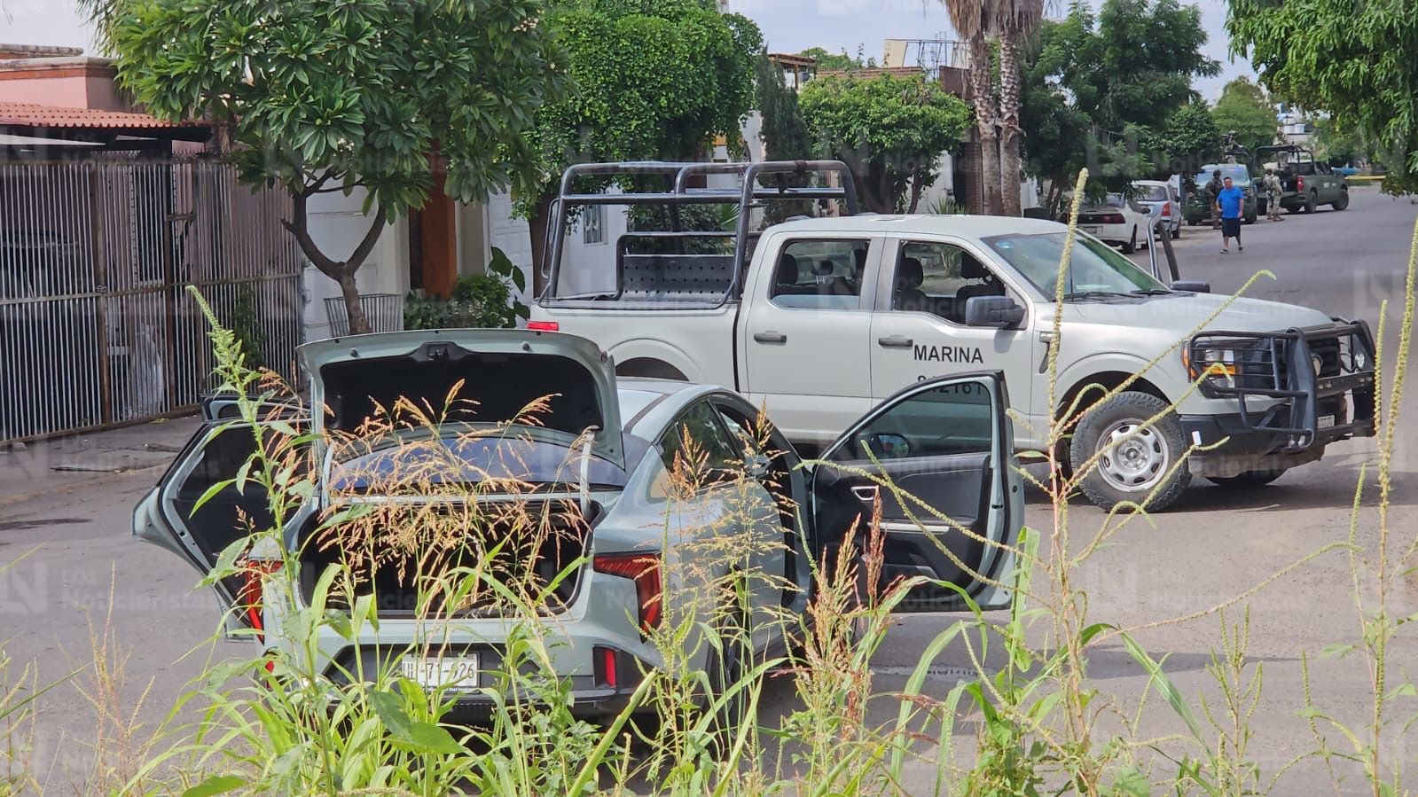 Elementos de la Marina resguardan vehículo Kia con impactos de bala abandonado por el sector Aeropuerto en Culiacán
