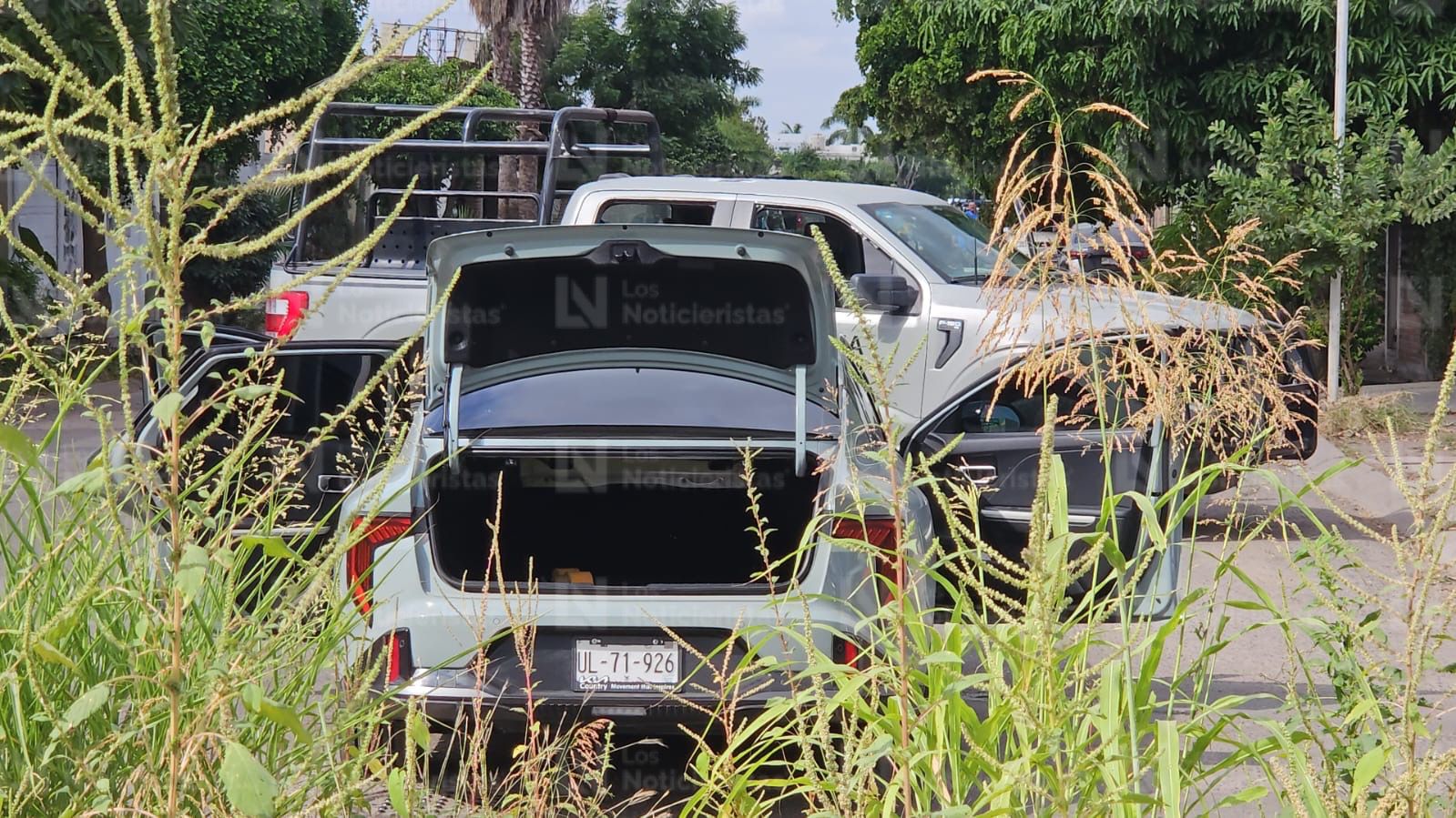 Vehículo Kia con impactos de bala abandonado por el sector Aeropuerto en Culiacán