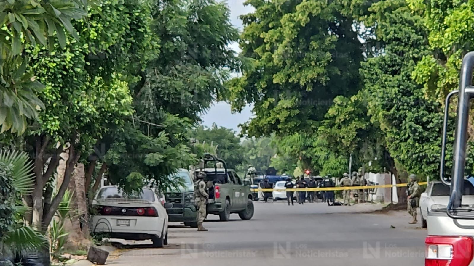 Elementos de la Marina resguardan vehículo Kia con impactos de bala abandonado por el sector Aeropuerto en Culiacán