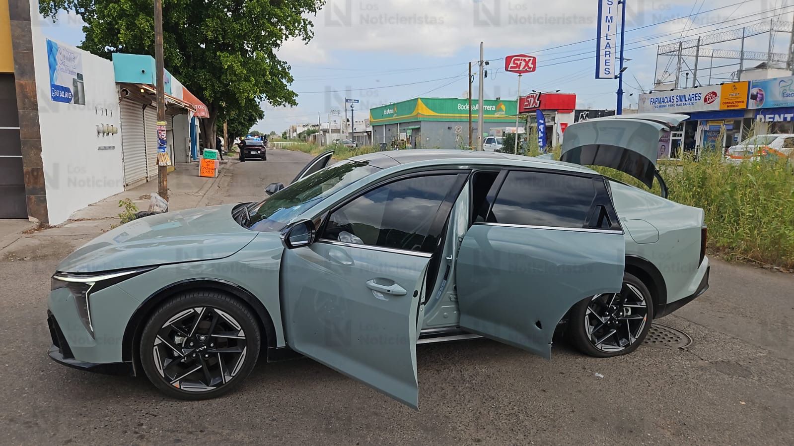 Vehículo Kia con impactos de bala abandonado por el sector Aeropuerto en Culiacán