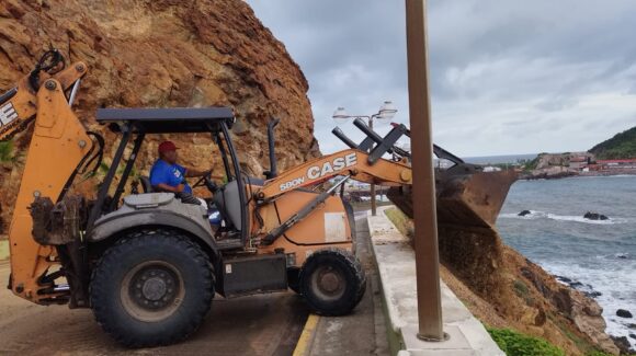 Con atención inmediata, Gobierno de Mazatlán, Sinaloa, atiende afectaciones en el puerto por tormenta Raymond