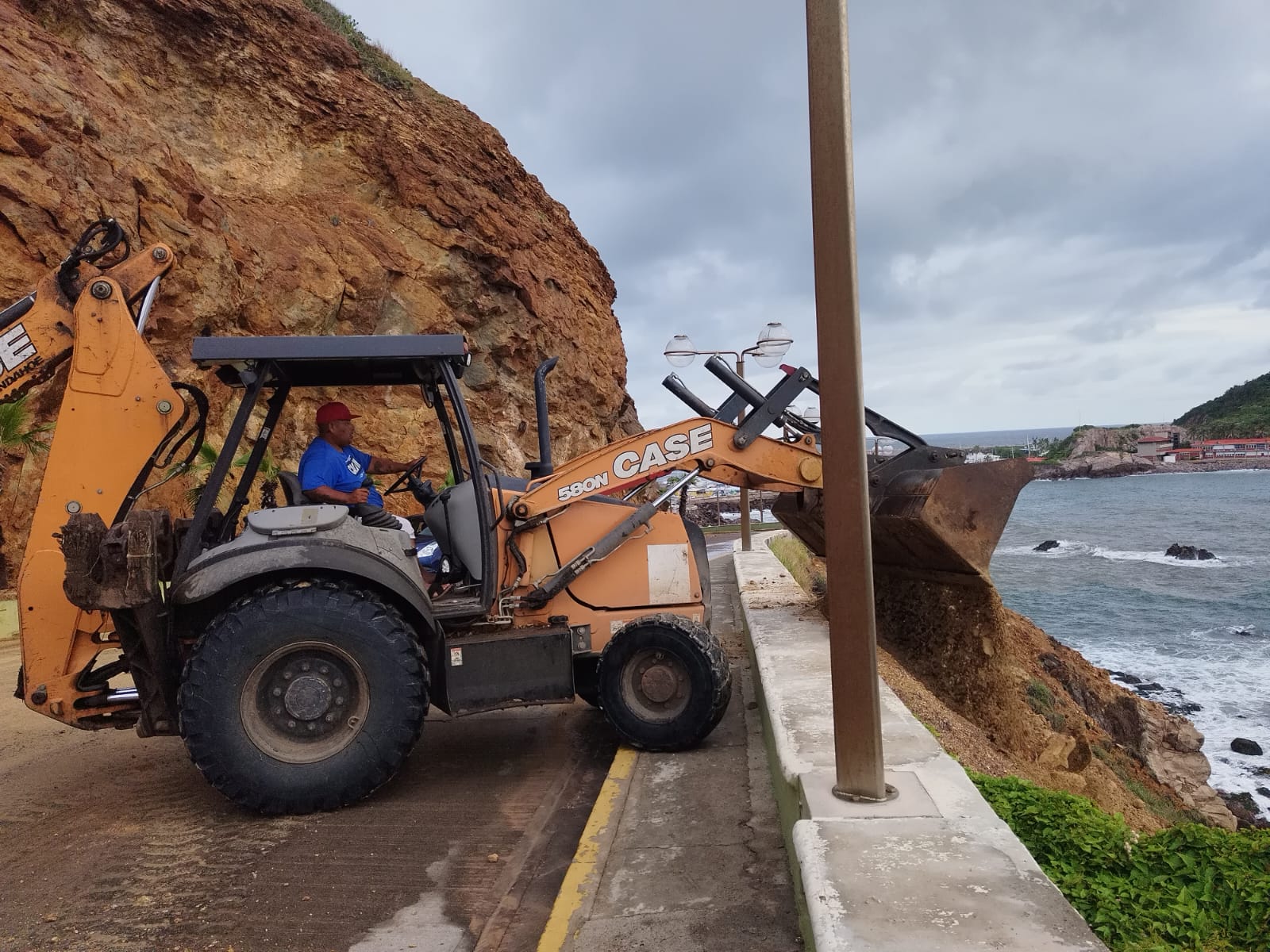 Atienden afectaciones por tormenta Raymond en Mazatlán, Sinaloa