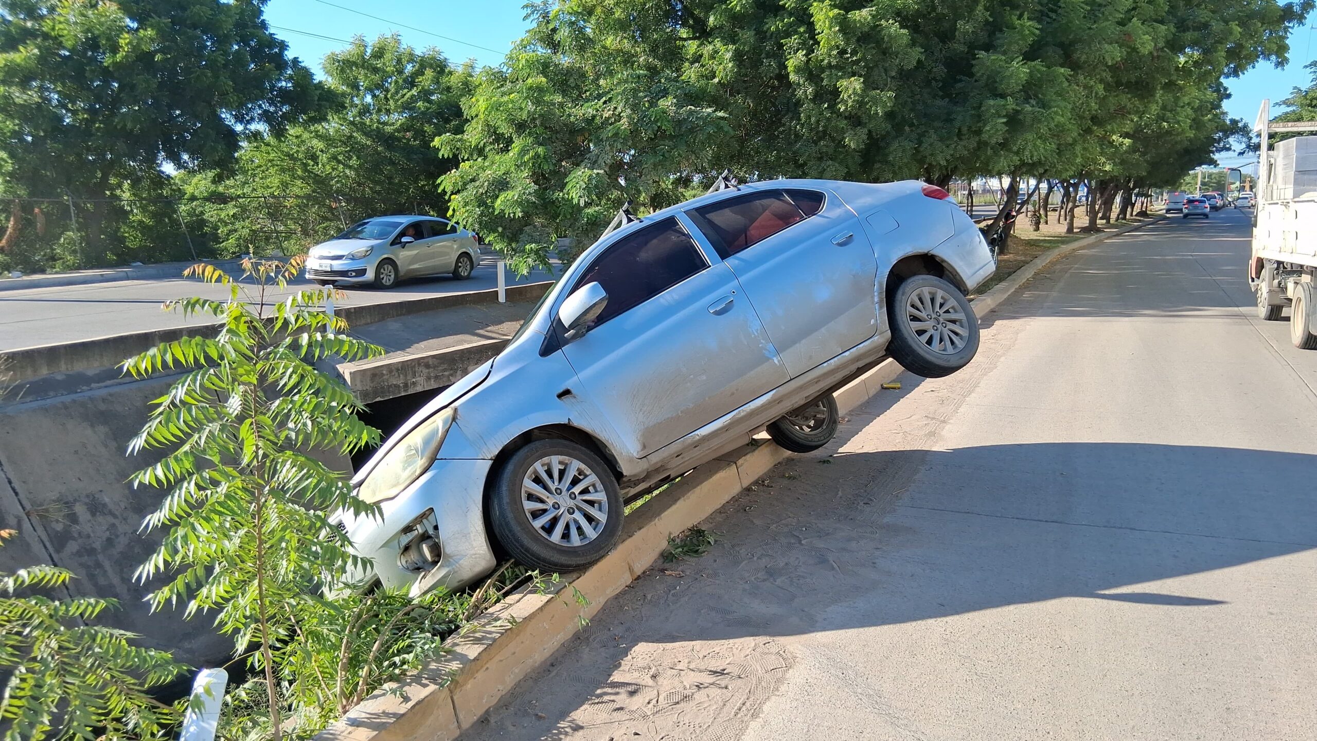auto estuvo a punto de caer a un canal pluvial en mazatlan