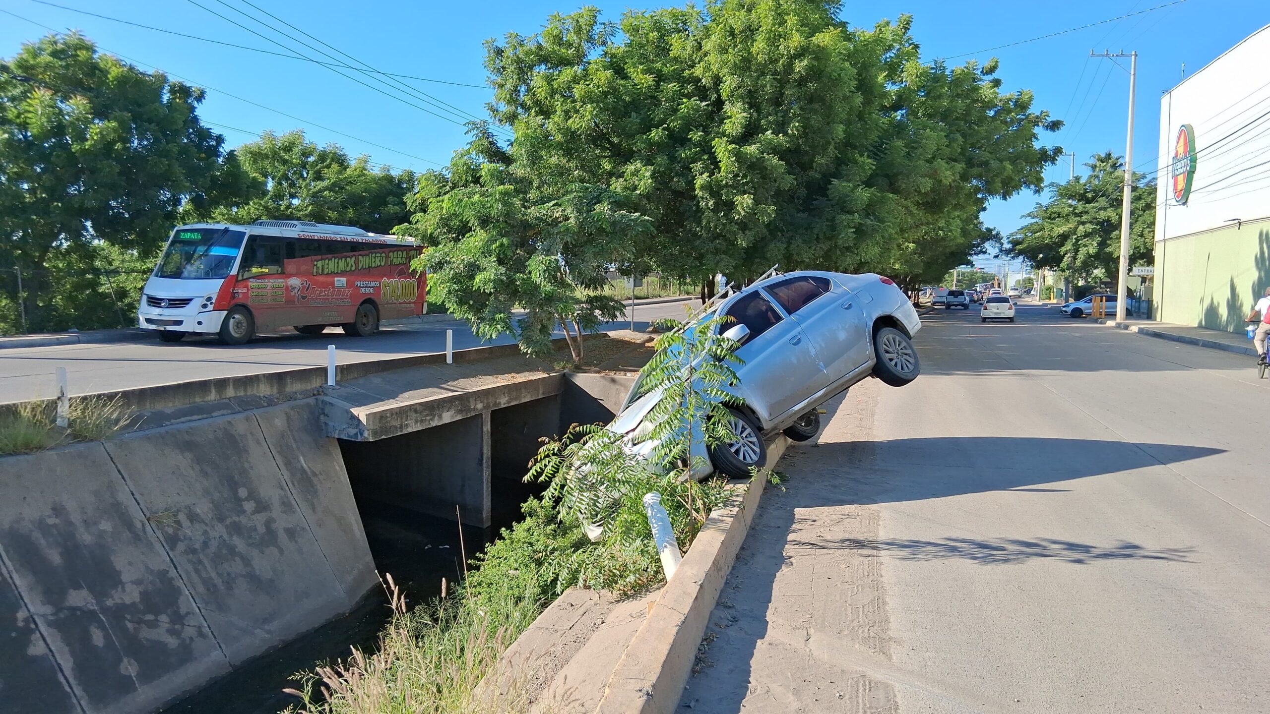 auto estuvo a punto de caer a un canal pluvial en mazatlan