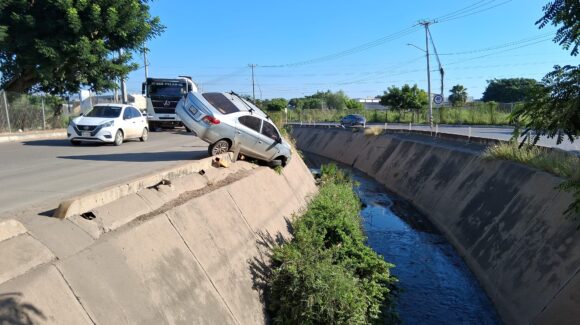Vehículo quedó a punto de caer en un canal pluvial en la avenida Santa Rosa en Mazatlán, Sinaloa
