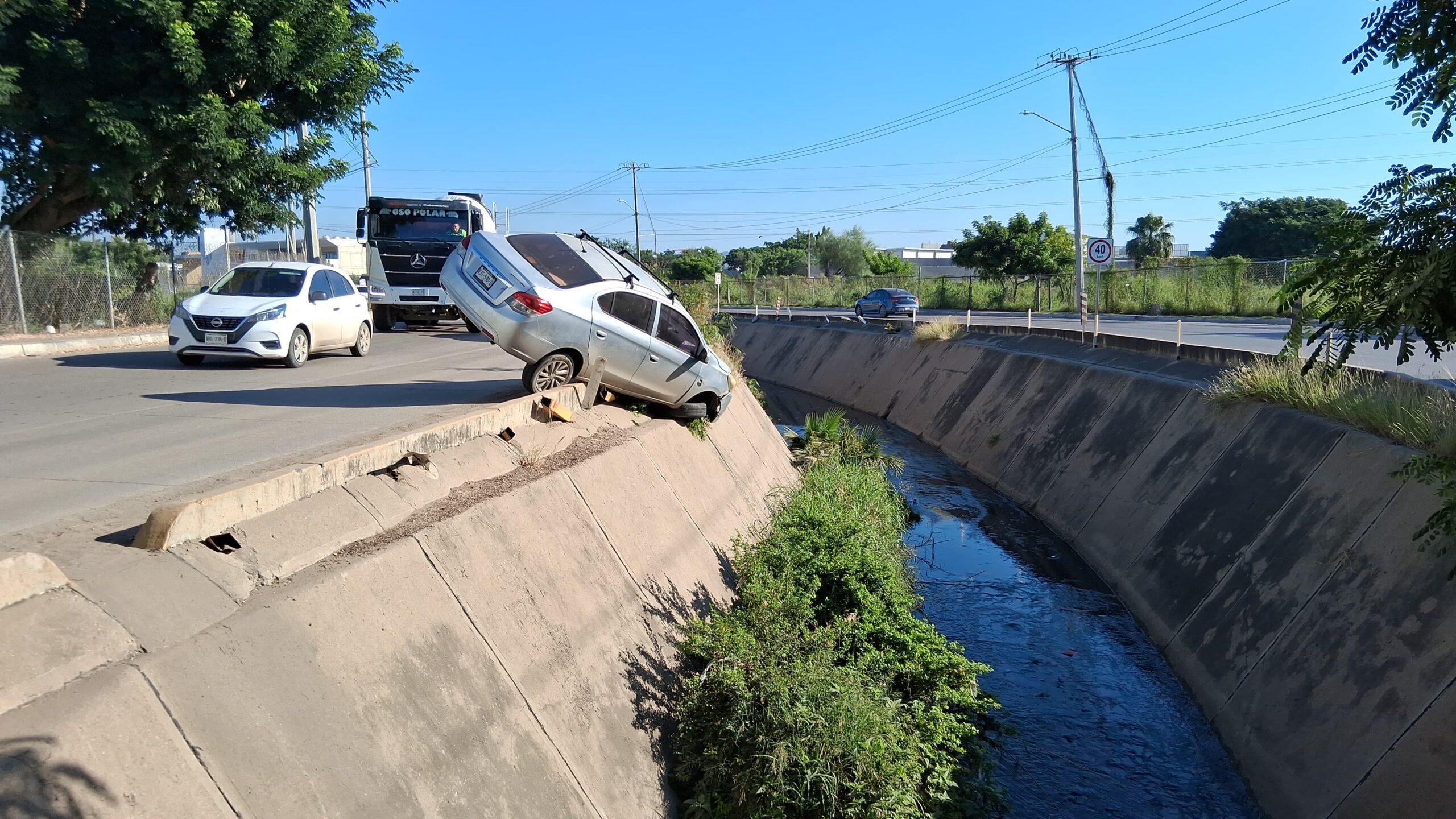 auto estuvo a punto de caer a un canal pluvial en mazatlan