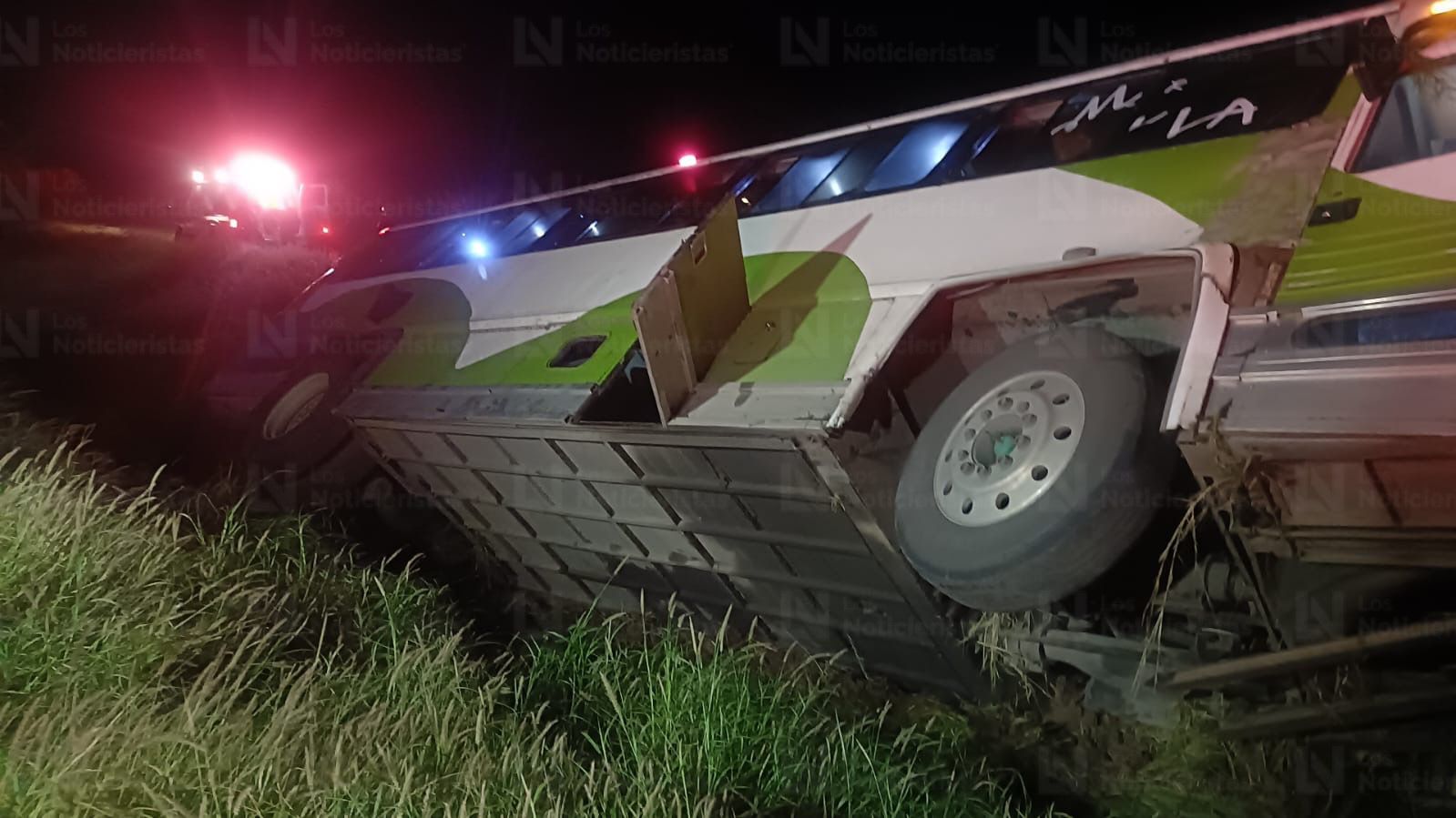 Autobús con jornaleros de Chiapas vuelca en la méxico15, en Ahome, Sin.