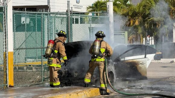 Vehículo se incendia en plena avenida Carlos Canseco en Mazatlán, Sinaloa; el conductor logra ponerse a salvo