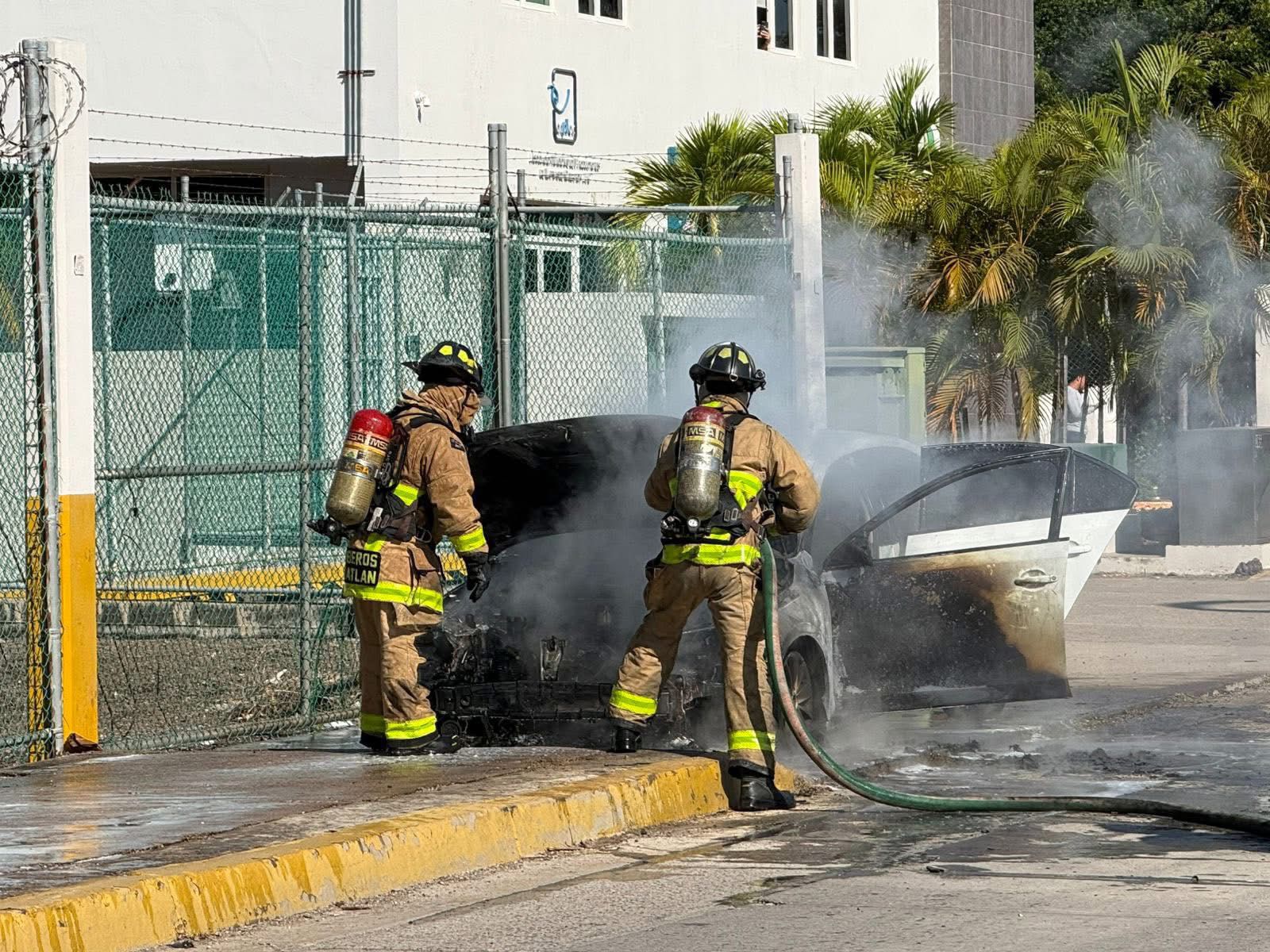 automovil se incendia en mazatlan