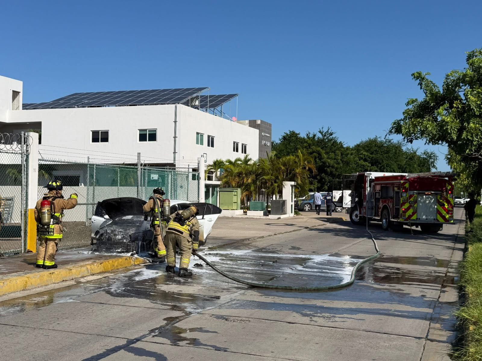 automovil se incendia en mazatlan