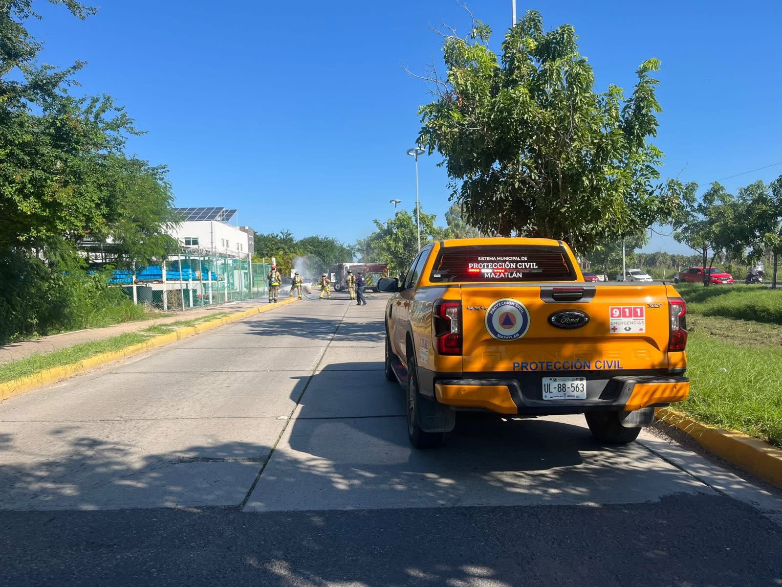 automovil se incendia en mazatlan