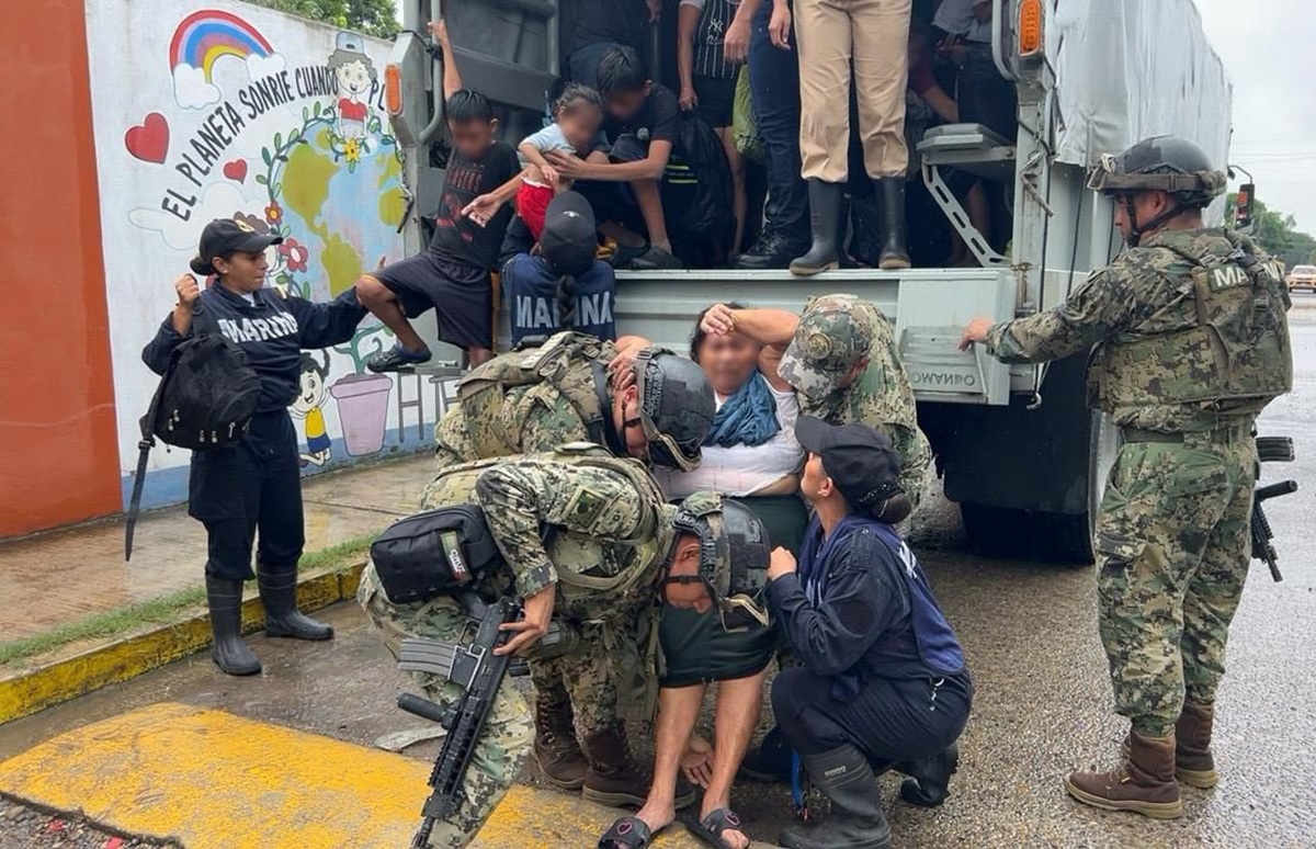 Autoridades apoyando a población en zonas afectadas por las lluvias