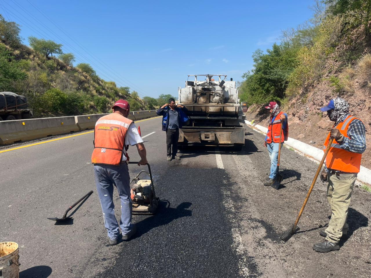 Bacheo en carretera de Sinaloa