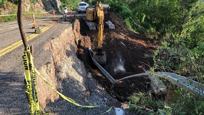 Trabajos de bacheo en carreteras de Sinaloa