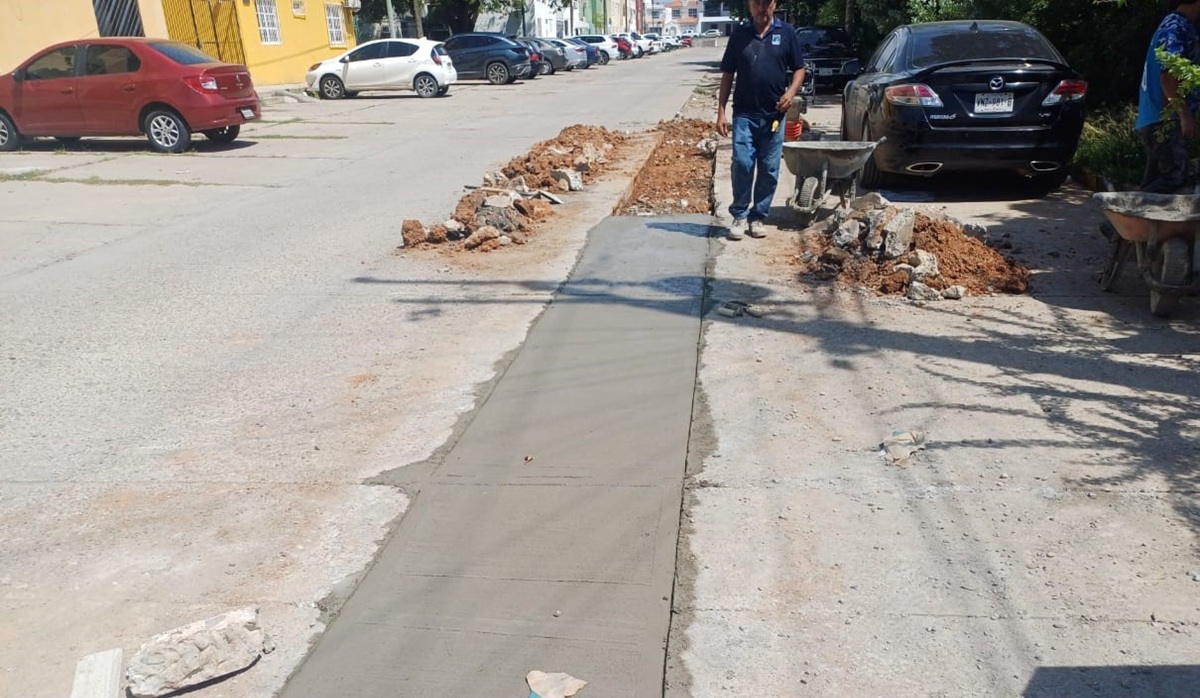 Bacheo en fraccionamiento El Toro, en Mazatlán