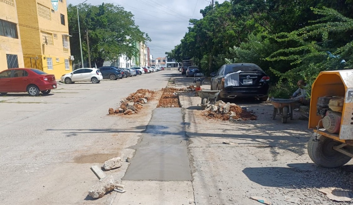 Bacheo en fraccionamiento El Toro, en Mazatlán