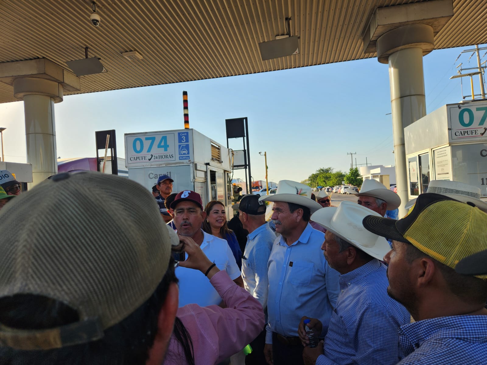 Baltazar Valdez Armentía en manifestación productores agrícolas caseta cuatro caminos