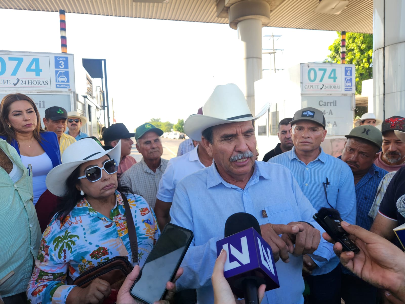 Baltazar Valdez Armentía en manifestación productores agrícolas caseta cuatro caminos