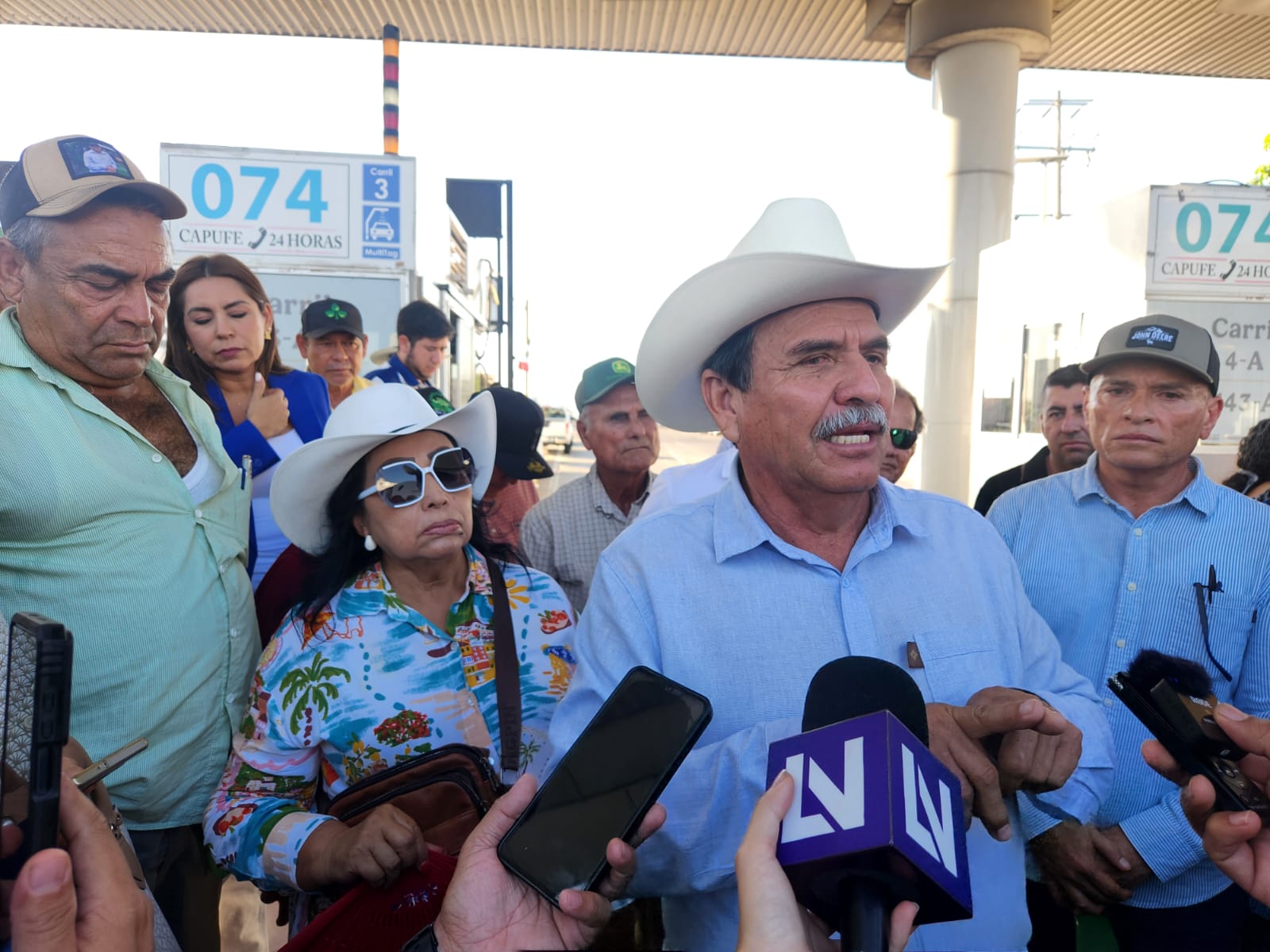 Baltazar Valdez Armentía en manifestación productores agrícolas caseta cuatro caminos
