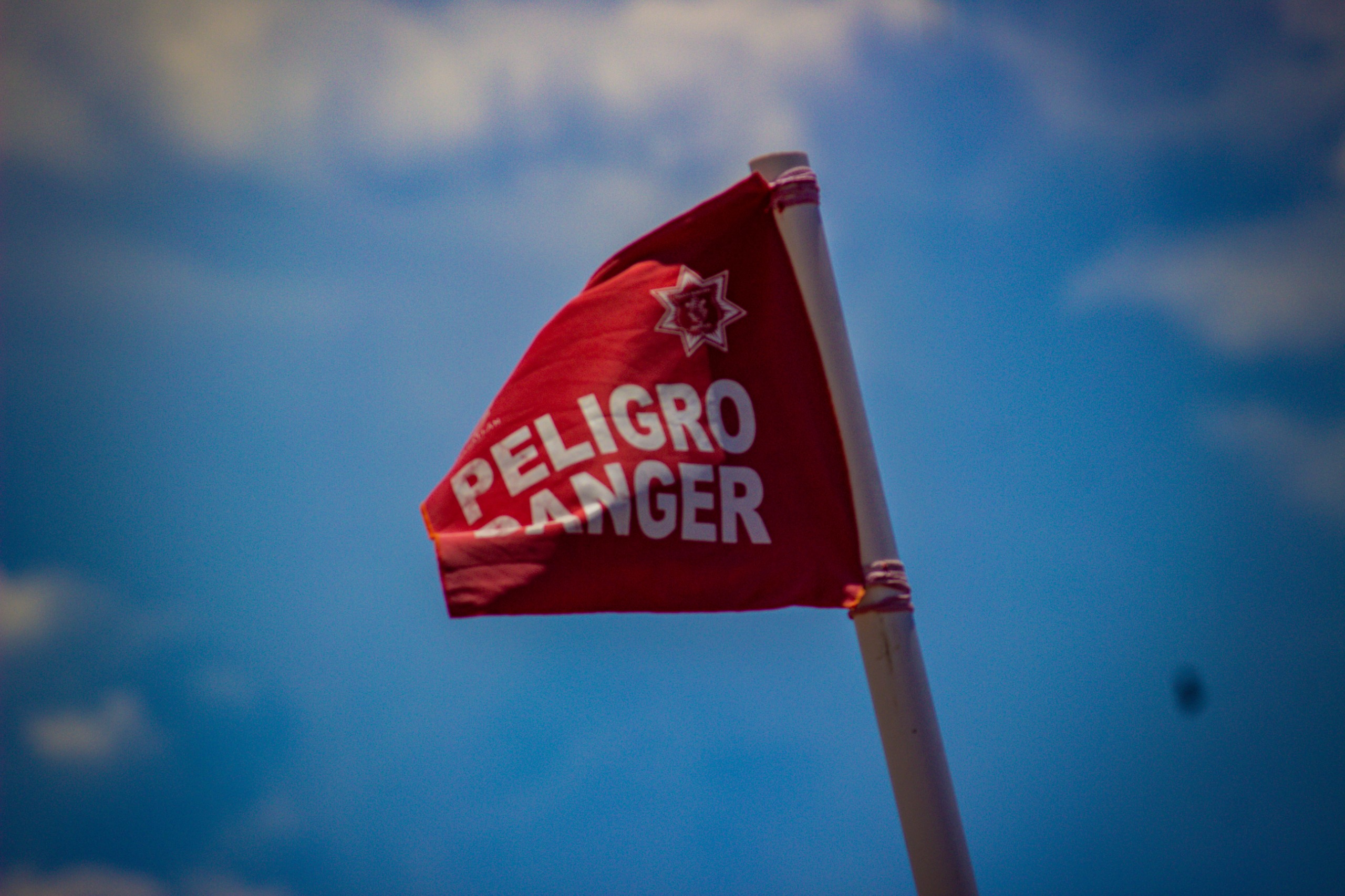 bandera de advertencia playa