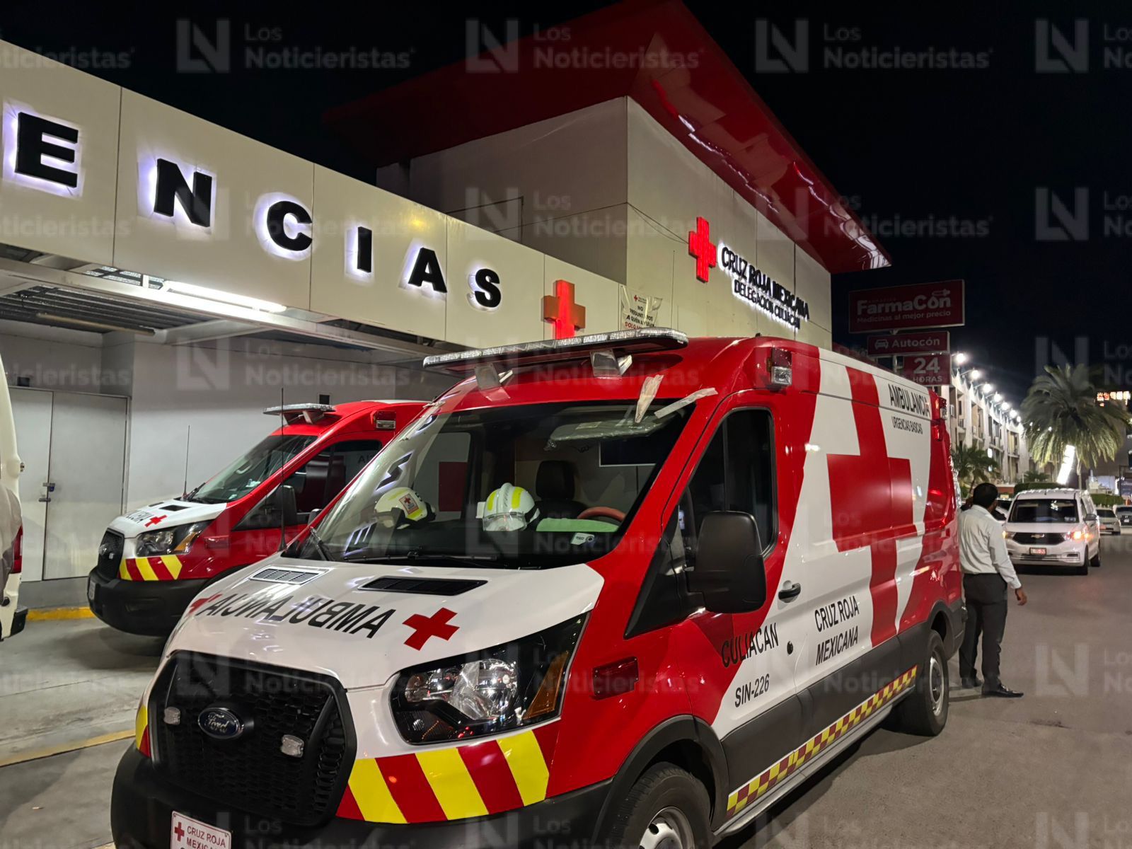 Ambulancia de noche en la base de Cruz Roja, en Culiacán