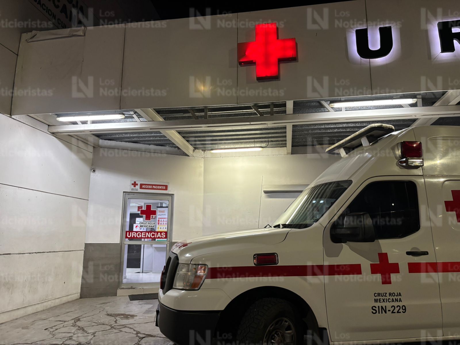 Ambulancia de noche en la base de Cruz Roja, en Culiacán