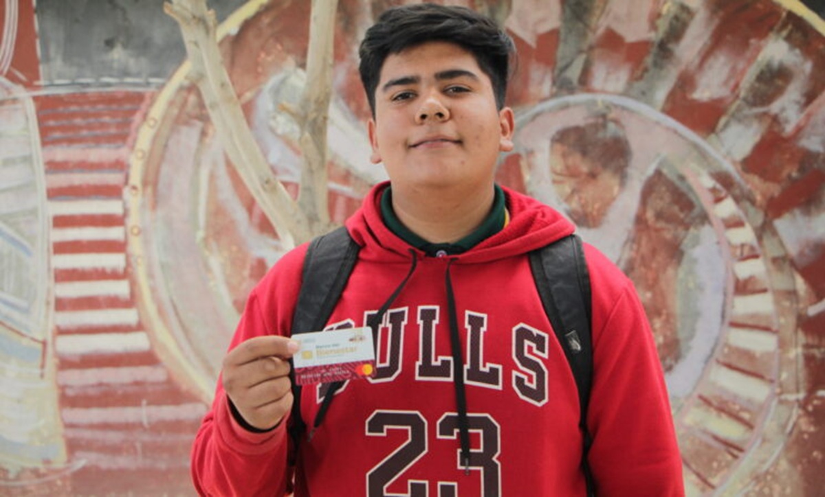 Beca Benito Juárez. Joven con su tarjeta del Bienestar