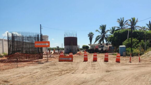 ¡Les bloquean el paso el día que más venden! Se quejan restauranteros de Boca del Río por constructora del puente elevado en Guasave, Sinaloa