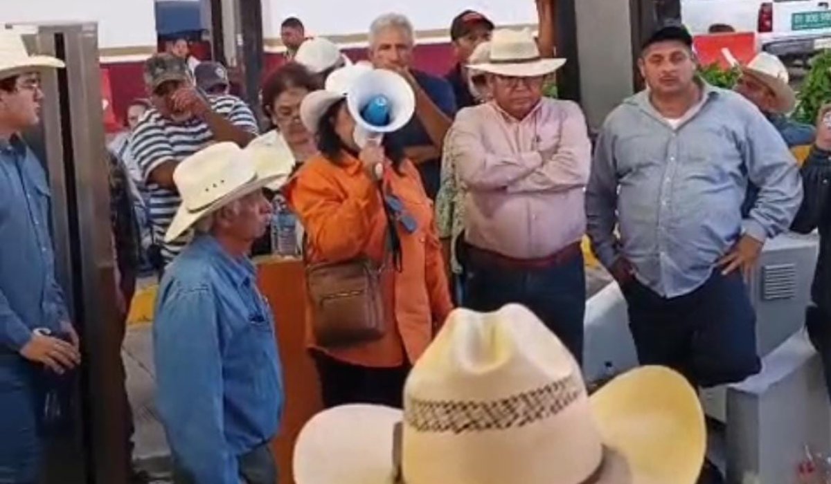 Bloqueo en caseta Cuatro Caminos, Guasave, Sinaloa