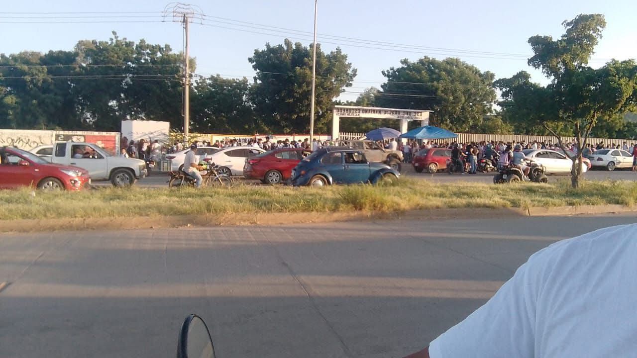 Bloquean secundaria Mariano Escobedo en Mazatlán por falta de electricidad
