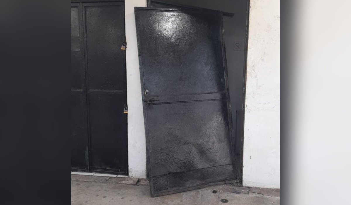 Puerta forzada de una bodega en Mazatlán, Sinaloa