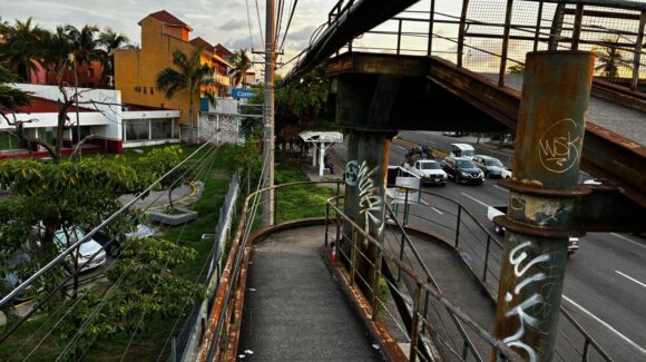 Mazatlán, Sinaloa, tiene dos “puentes limbo”: cables ponen en riesgo a transeúntes