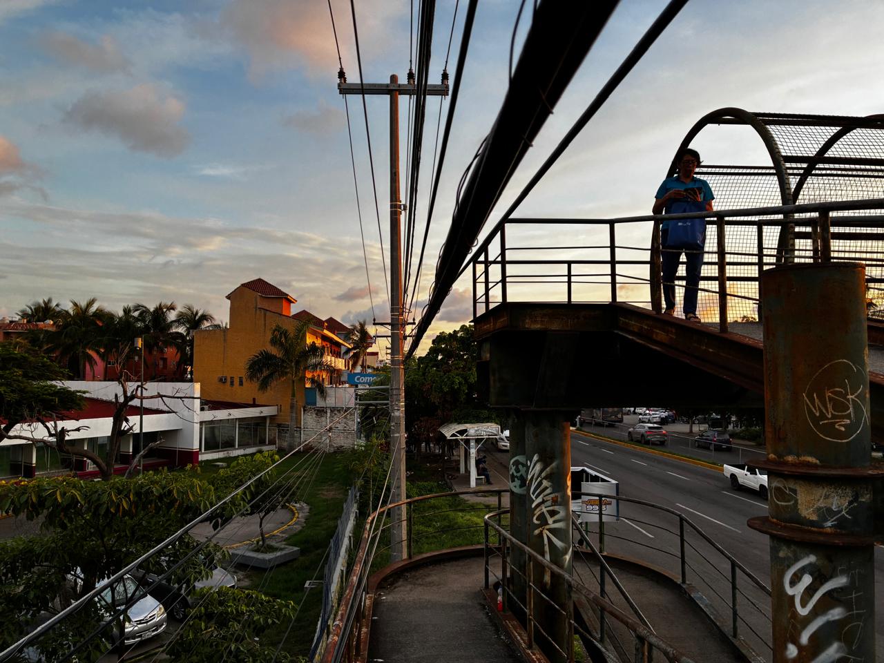 Cables en puente peatonal de Mazatlán, Sinaloa