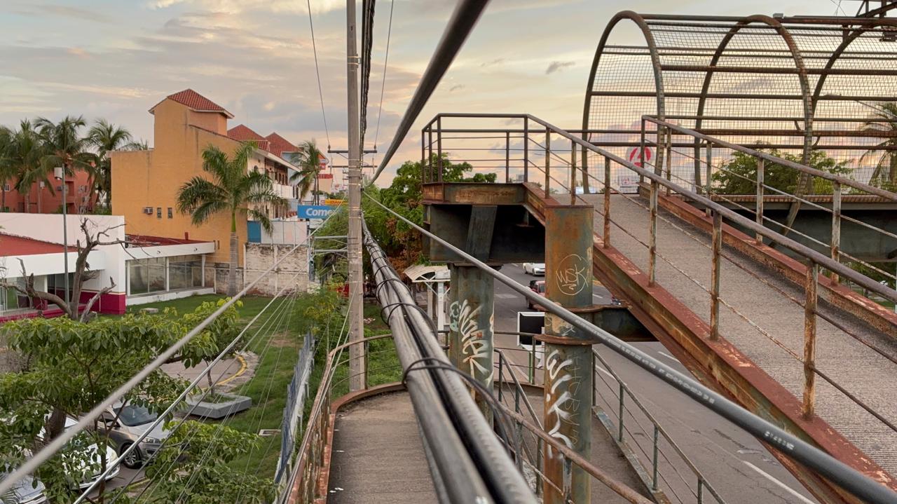 Cables en puente peatonal de Mazatlán, Sinaloa