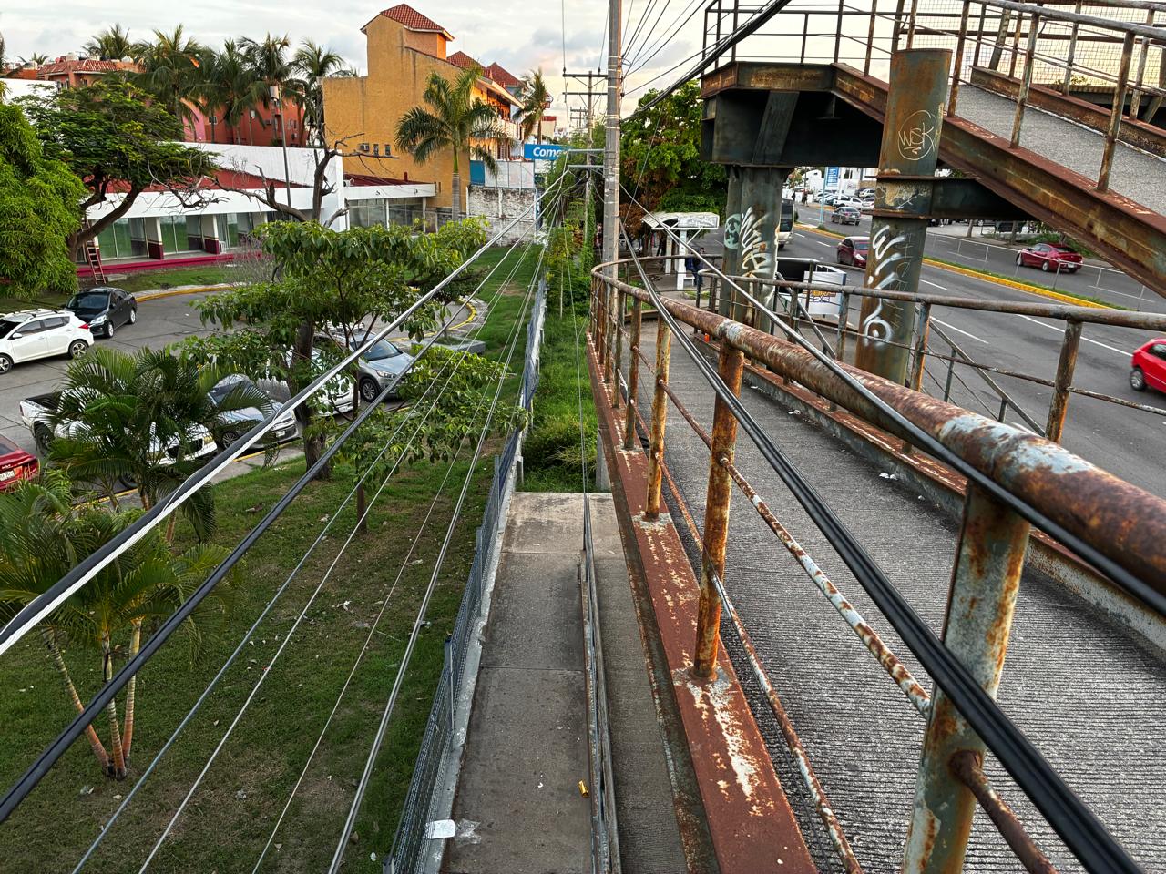 Cables en puente peatonal de Mazatlán, Sinaloa