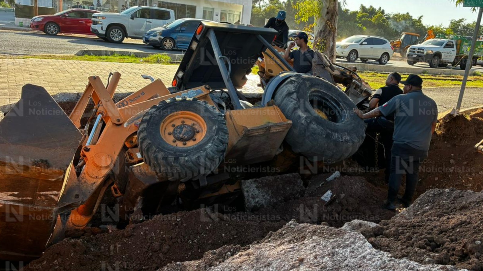 Cae trascabo en socavón cuando se encontraba haciendo reparaciones en los cruces de Belisario, Domínguez y Centenario