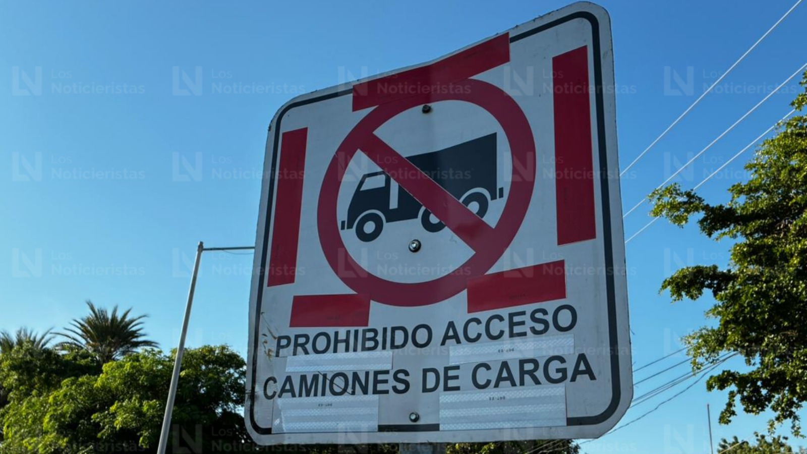 Cae trascabo en socavón cuando se encontraba haciendo reparaciones en los cruces de Belisario, Domínguez y Centenario
