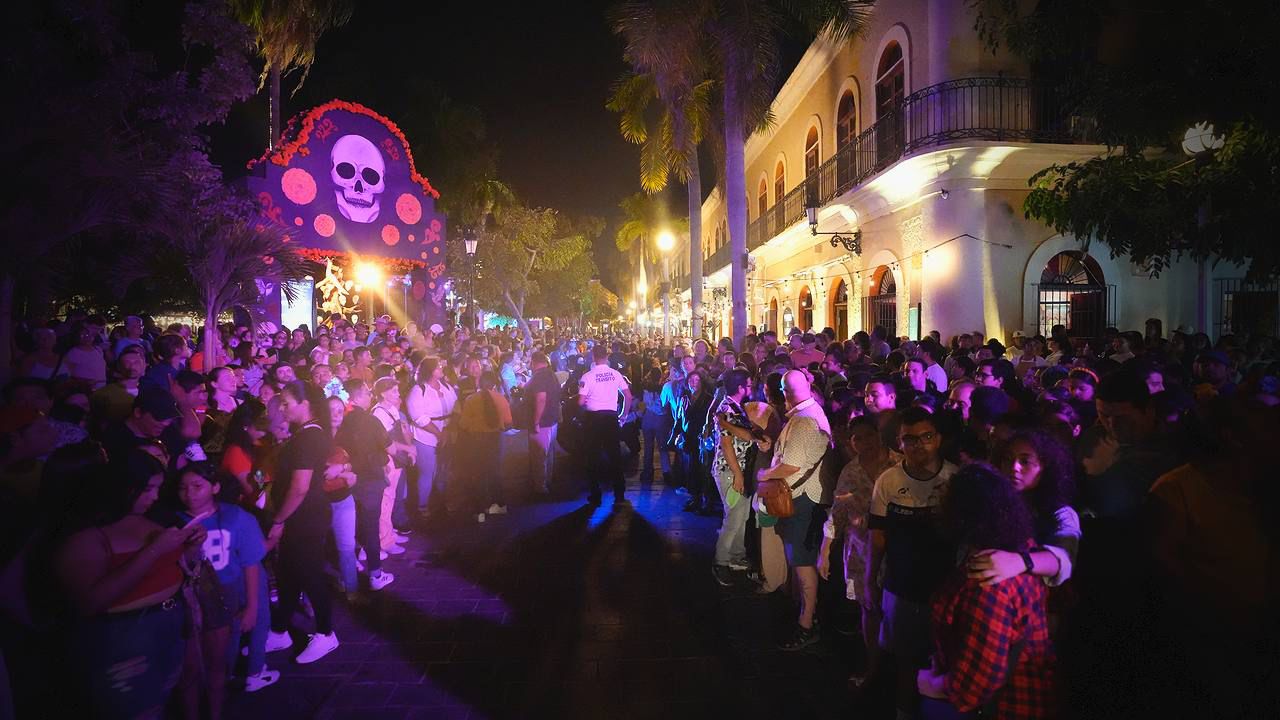 Callejoneada de Día de Muertos en Mazatlán