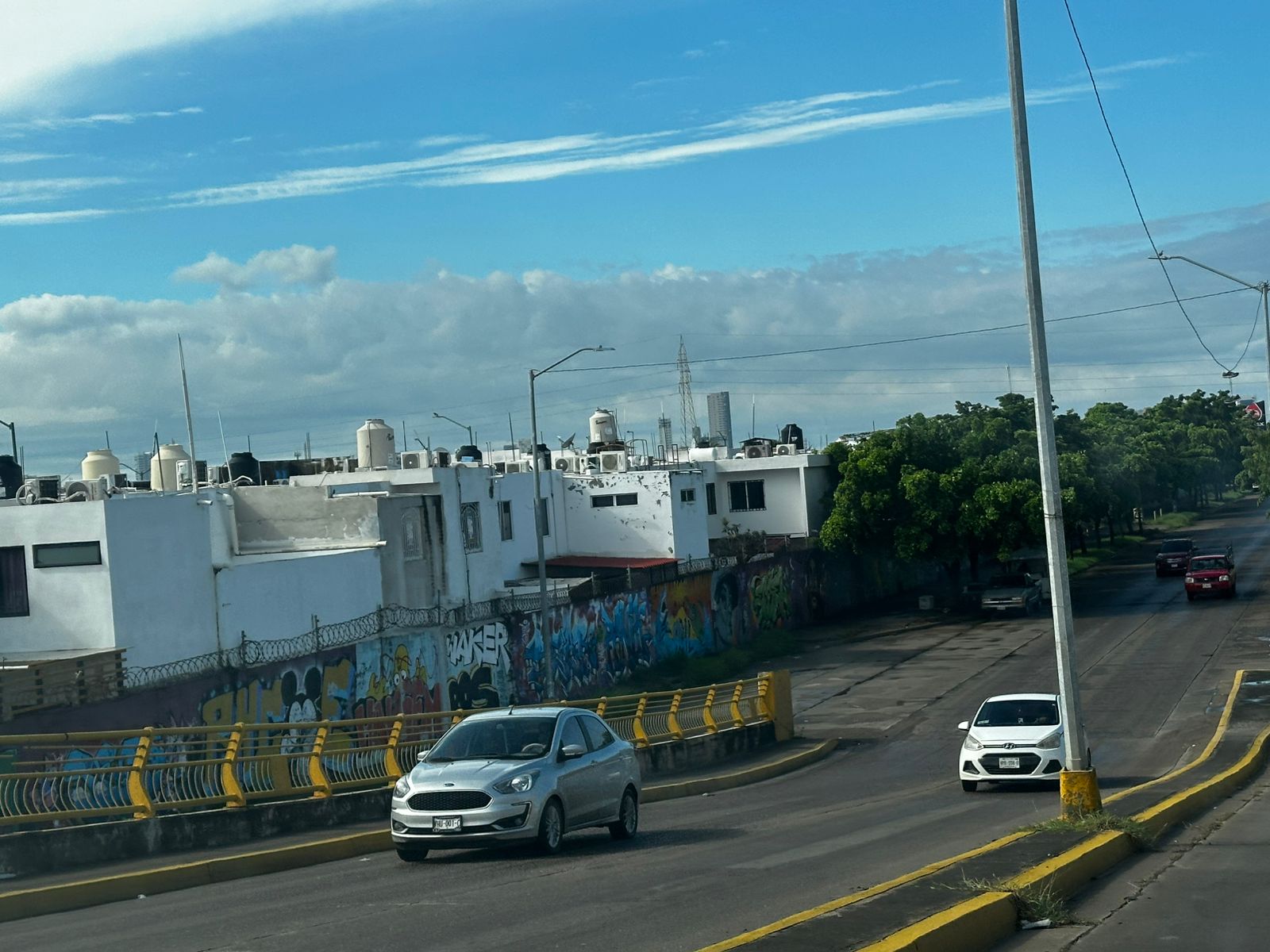 Vehículos circulando por calles de Mazatlán