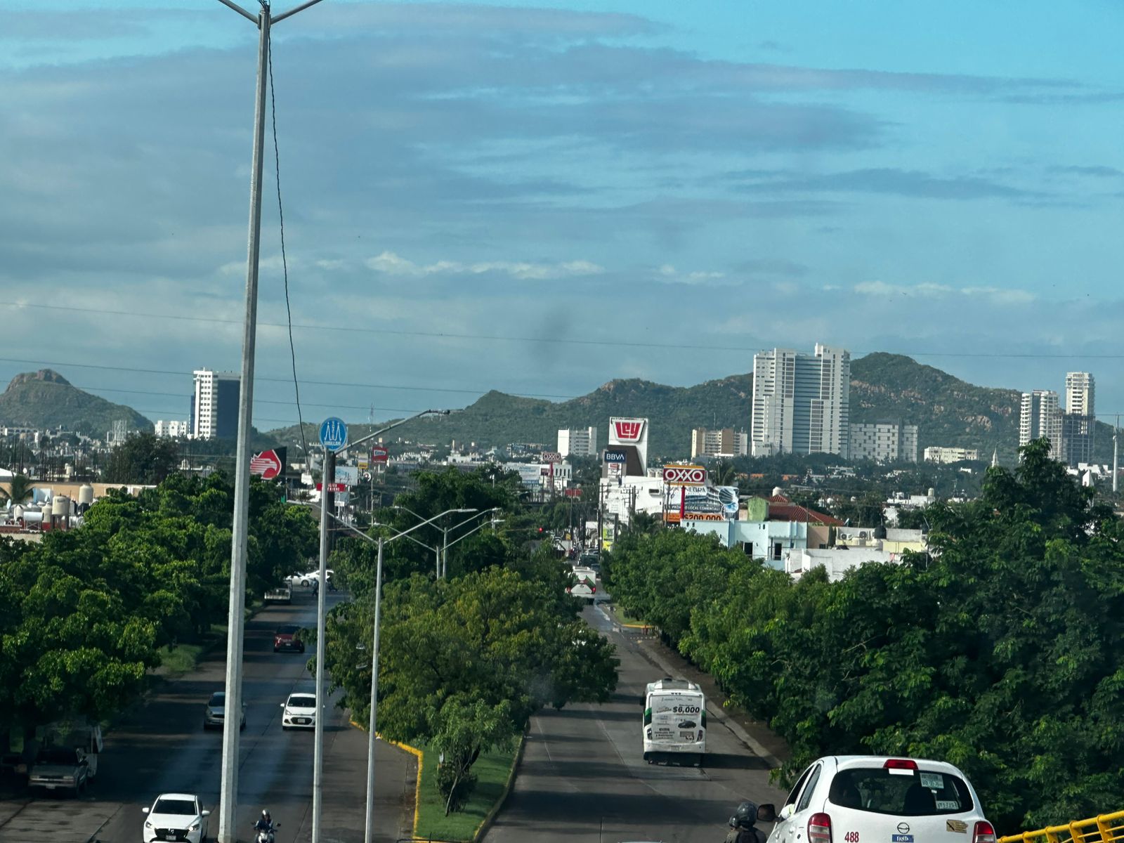 Vehículos circulando por calles de Mazatlán