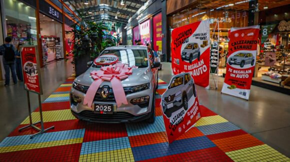 Adivina cuántas cajas de zapato caben en un Renault Kwid 2025 y llévate el carro totalmente gratis a casa