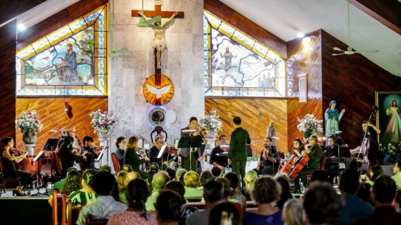 Convierten parroquia en escenario de espiritualidad y arte con la Camerata de Mazatlán, Sinaloa