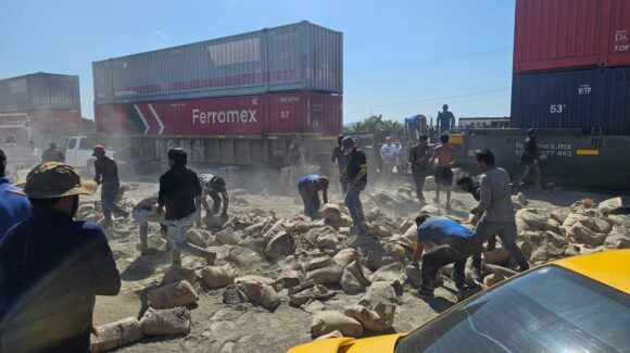 Le quiso ganar el paso: Camión cargado de cemento es embestido por el tren en La Cruz de Elota, Sinaloa