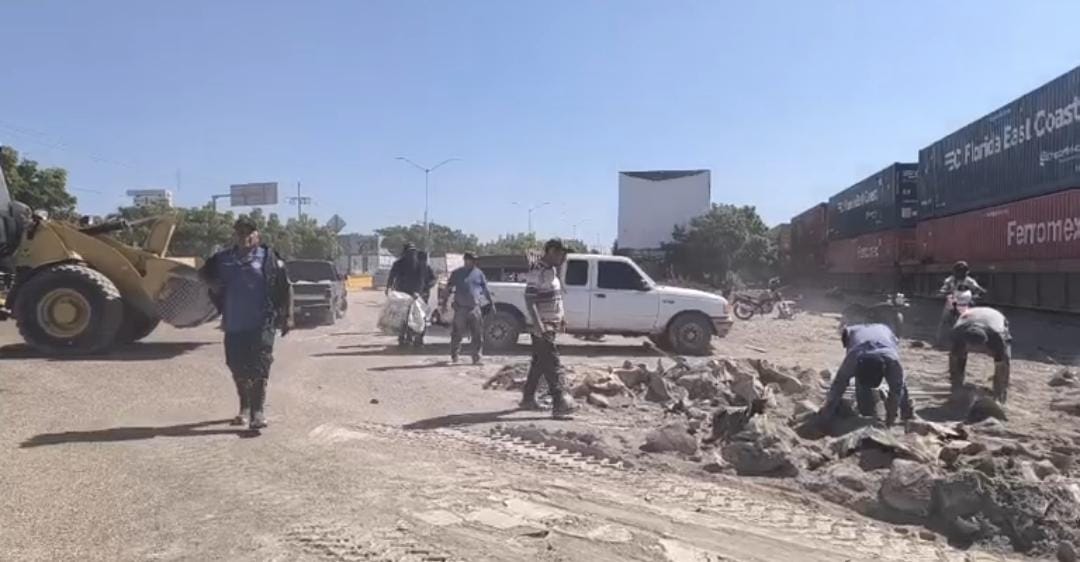 camion cargado de cemento arrollado en mazatlan por tren accidente
