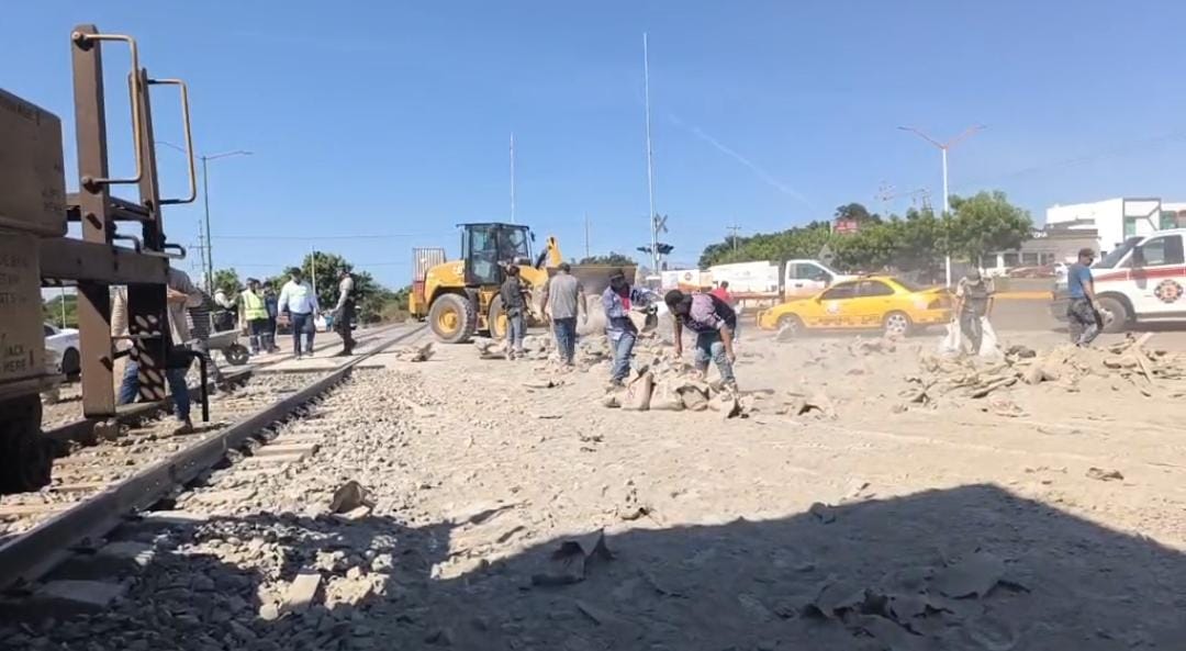 camion cargado de cemento arrollado en mazatlan por tren lugar