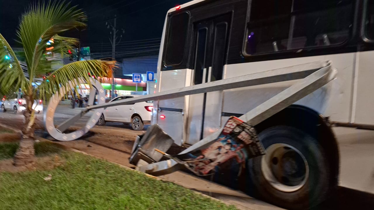 Camión choca contra una luminaria y dos vehículos en Mazatlán, Sin.