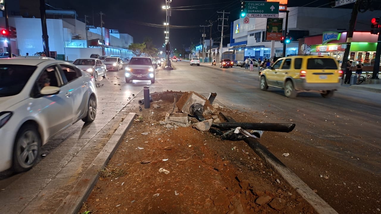 Camión choca contra una luminaria y dos vehículos en Mazatlán, Sin.