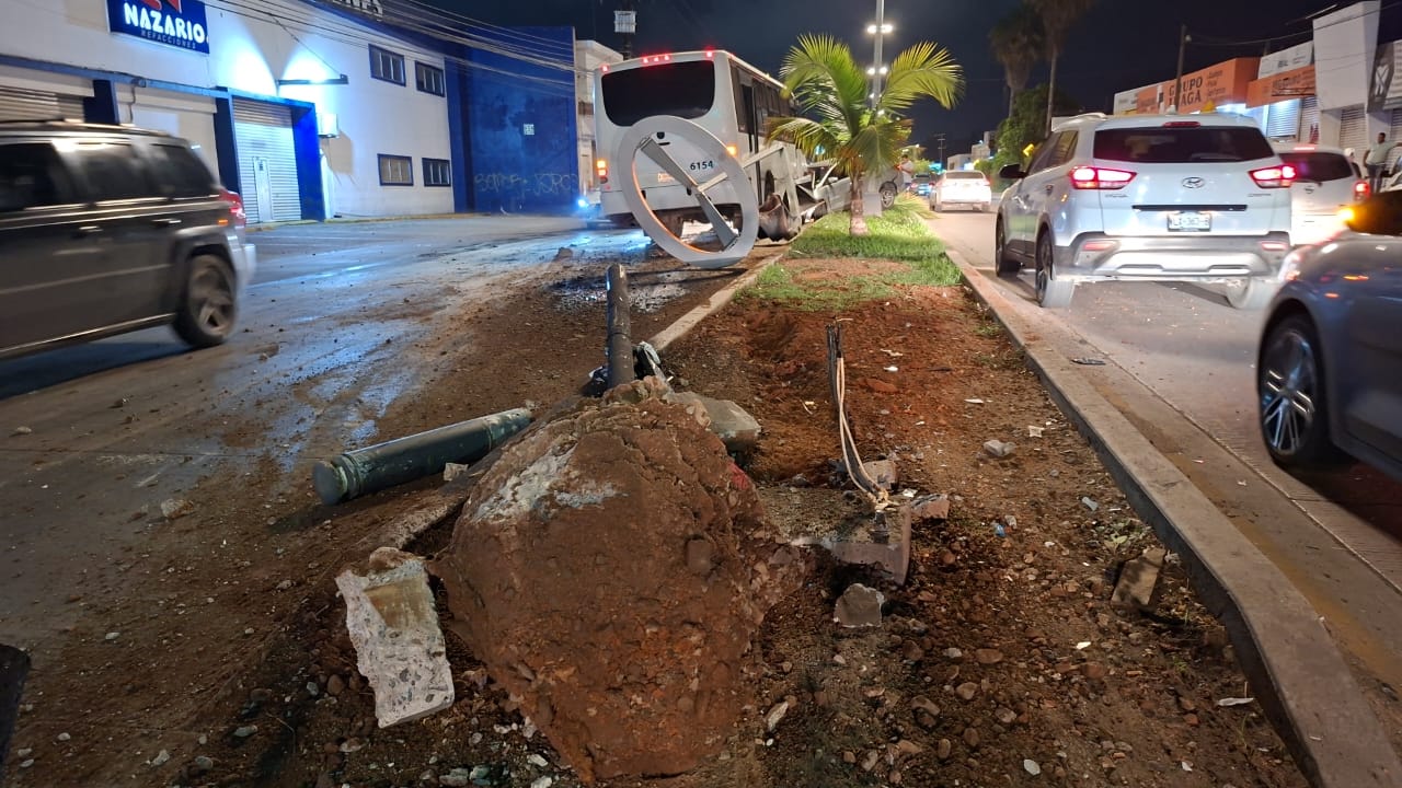 Camión choca contra una luminaria y dos vehículos en Mazatlán, Sin.