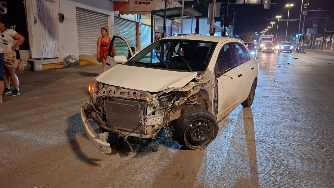 Camión choca contra una luminaria y dos vehículos en Mazatlán, Sin.