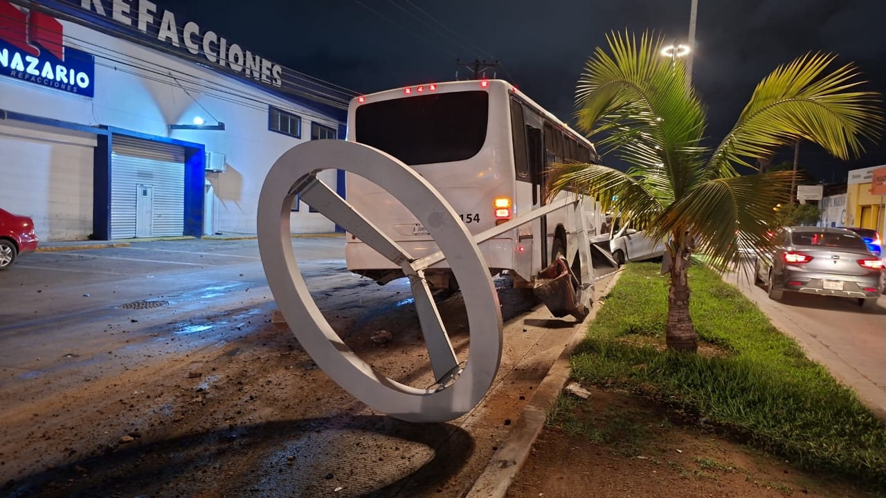 Camión choca contra una luminaria y dos vehículos en Mazatlán, Sin.